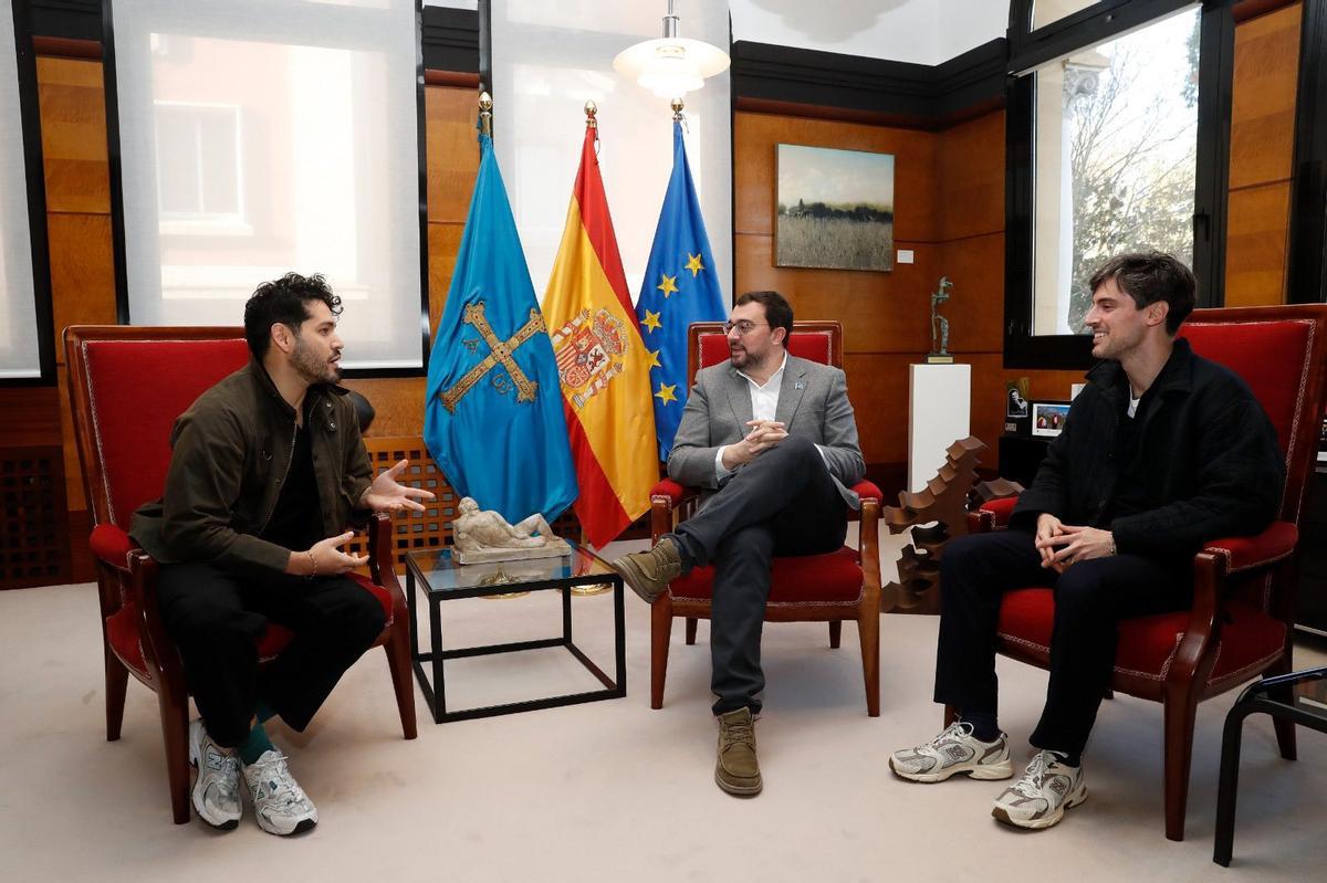 A la izquierda Carlos Martínez y, a la derecha, Nicolás García durante la conversación con Barbón.