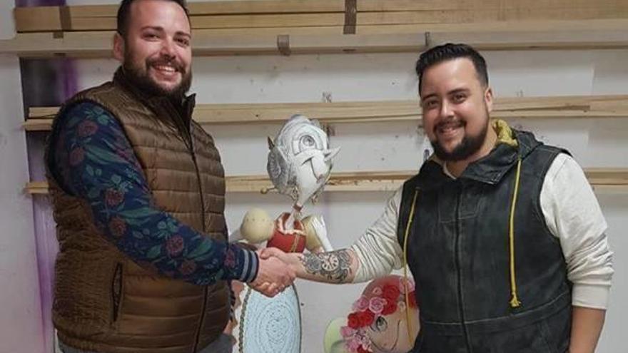 El artista David Ojeda sellando su compromiso.