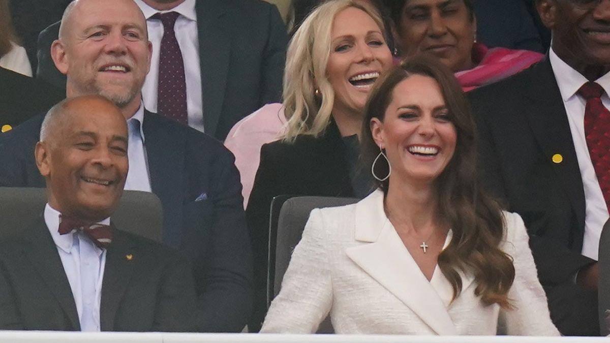 Kate Middleton con vestido blanco sonriendo en el concierto por el Jubileo de Platino de la reina Isabel II