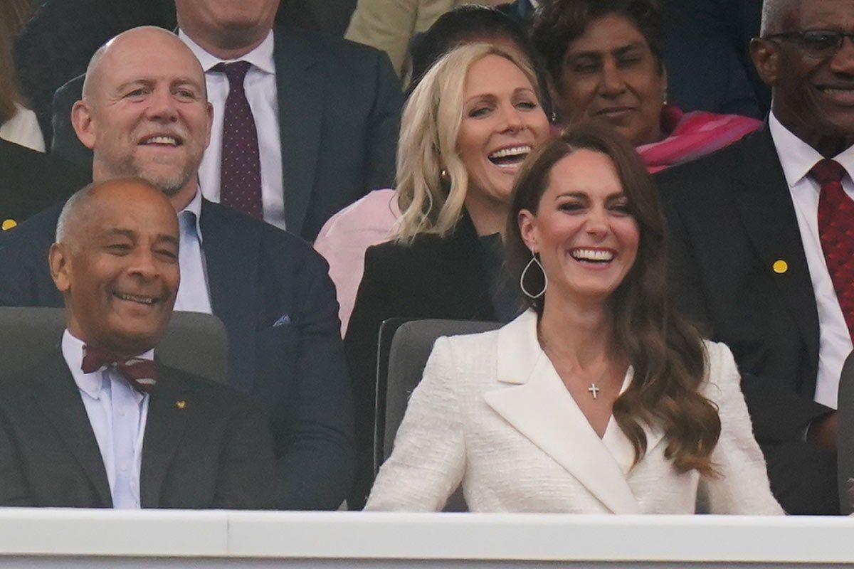 Kate Middleton con vestido blanco sonriendo en el concierto por el Jubileo de Platino de la reina Isabel II