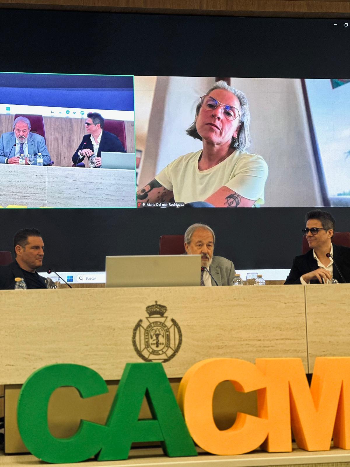La Mari de Chambao -conectada por videollamada-, Manu Tenorio y Fernando Díaz de la Guardia junto al presidente del CACM.