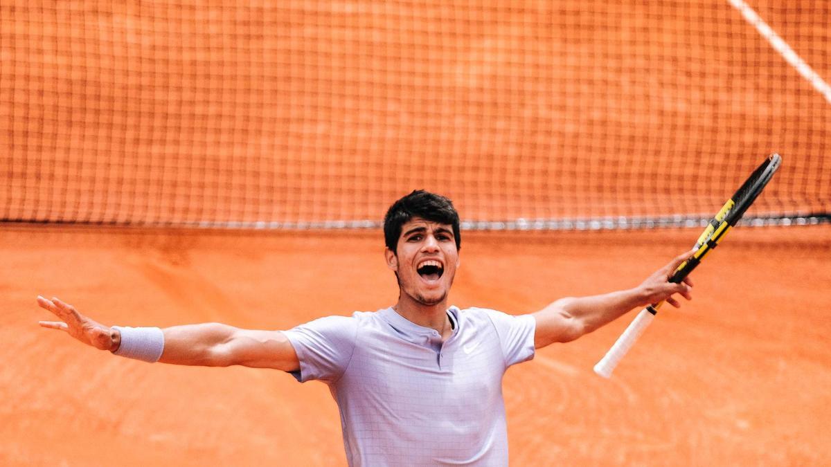 Carlos Alcaraz celebra su triunfo en el Challenger de Oeiras