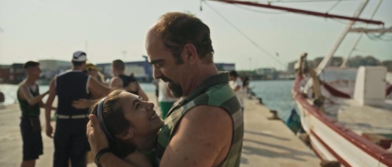 Gala Bichir y Luis Tosar, su padre en la ficción, en la serie La Ley del Mar que se estrenó recientemente