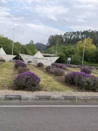 La rotonda de los barcos en Salinas estrena un nuevo sistema de riego automático
