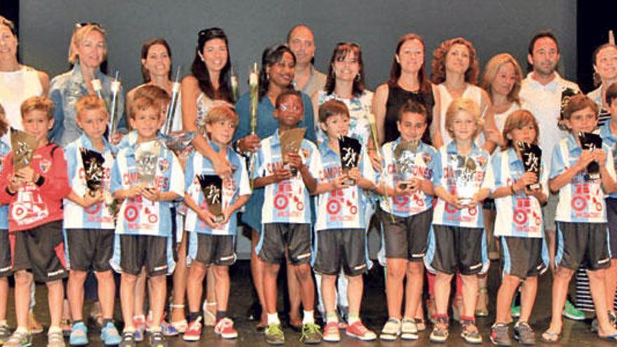 Los jugadores del La Salle prebenjamín posan con sus madres y con sus trofeos.