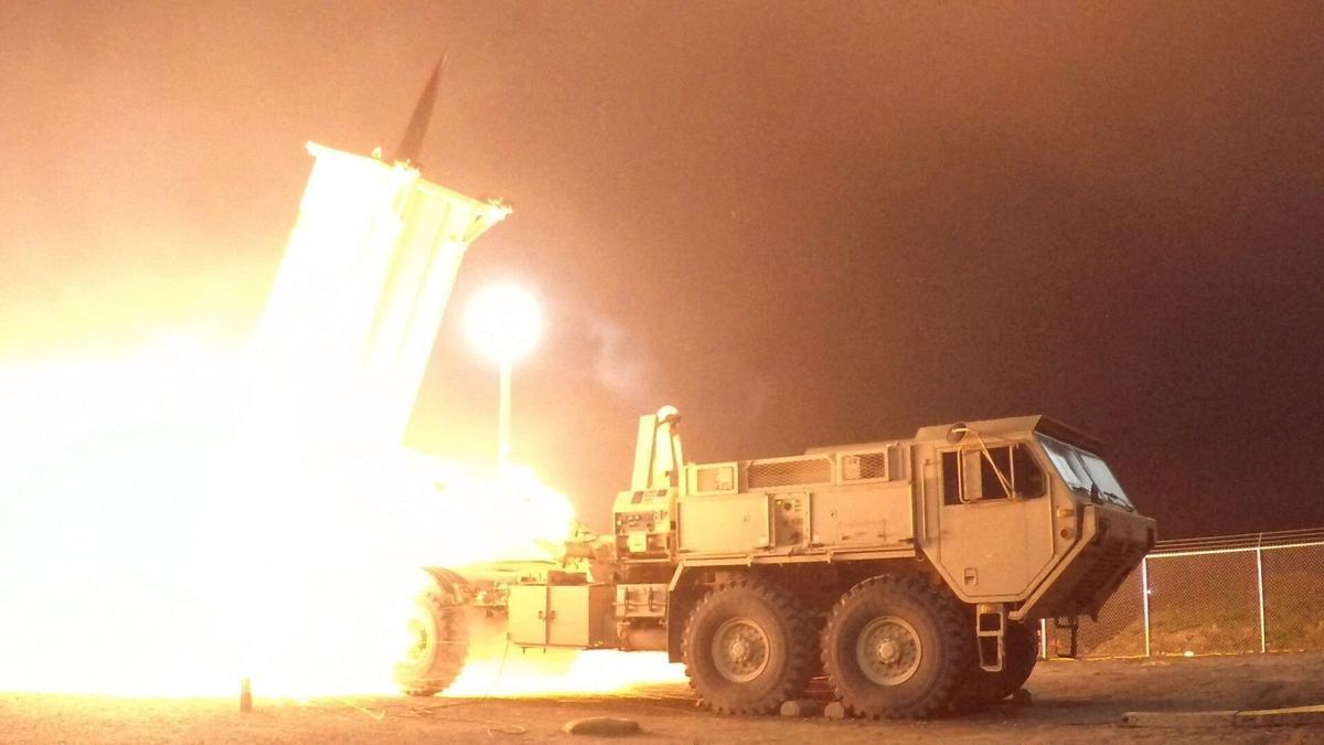 Kodiak, Alaska (EE. UU.), 30/07/2017.- Imagen difundida por la Agencia de Defensa de Misiles de Estados Unidos que muestra el lanzamiento de un interceptor THAAD