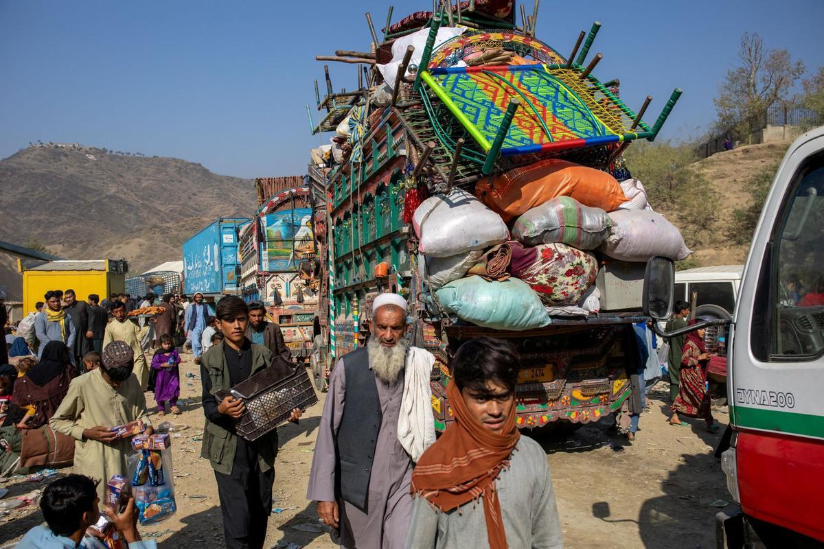 Colapso en la frontera de Pakistán al cumplirse el plazo para la expulsión de refugiados afganos indocumentados