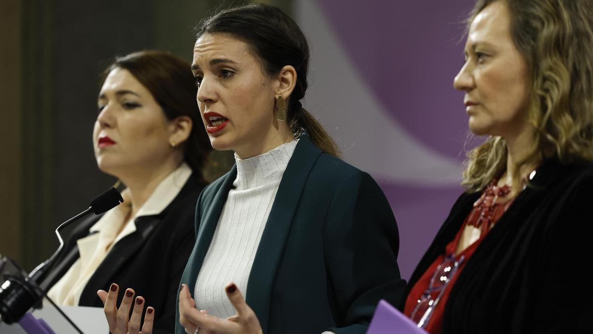 La ministra de Igualdad, Irene Montero (c), la delegada del Gobierno contra la Violencia de Género, Victoria Rosell (d) y la secretaria de Estado de Igualdad y contra la violencia de género, Ángela Rodríguez, ofrecen una rueda de prensa después de la reunión del comité de crisis para evaluar los asesinatos machistas cometidos en España en el mes de enero.