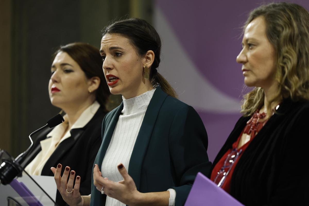 La ministra de Igualdad, Irene Montero (c), la delegada del Gobierno contra la Violencia de Género, Victoria Rosell (d) y la secretaria de Estado de Igualdad y contra la violencia de género, Ángela Rodríguez, ofrecen una rueda de prensa después de la reunión del comité de crisis para evaluar los asesinatos machistas cometidos en España en el mes de enero.