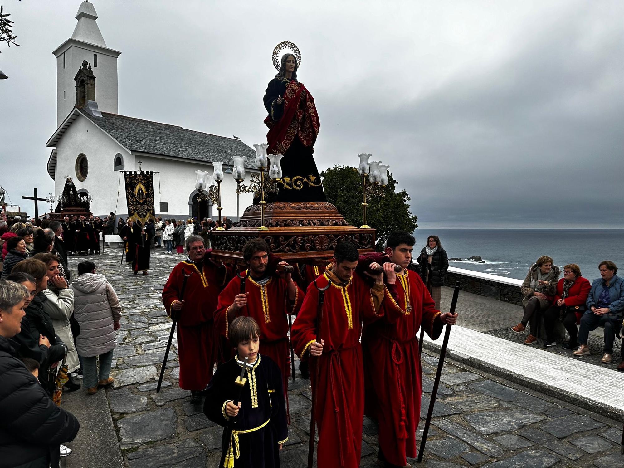 En imágenes: el Nazareno deslumbra en Luarca