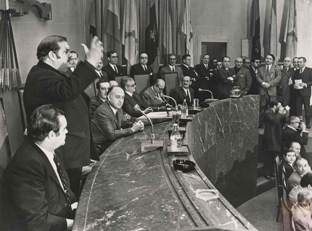 García Carrés, el 1976, en els sindicats verticals