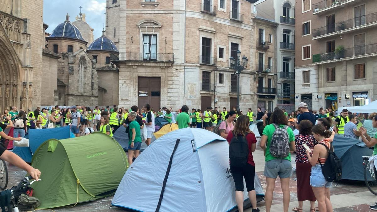 Acampada en la plaza de la Virgen de València