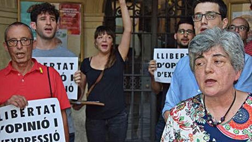 L&#039;alcaldessa Venturós amb el puny alçat cantant «Els segadors», ahir