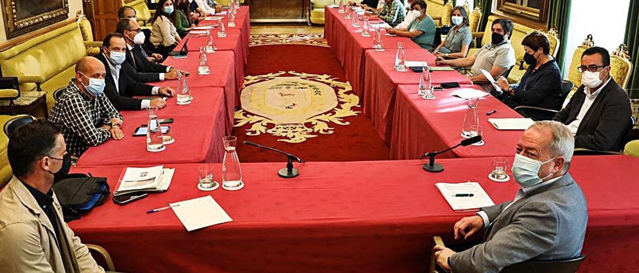 El jurado del concurso, durante la reunión de ayer, en el salón de recepciones del Ayuntamiento. | Juan Plaza