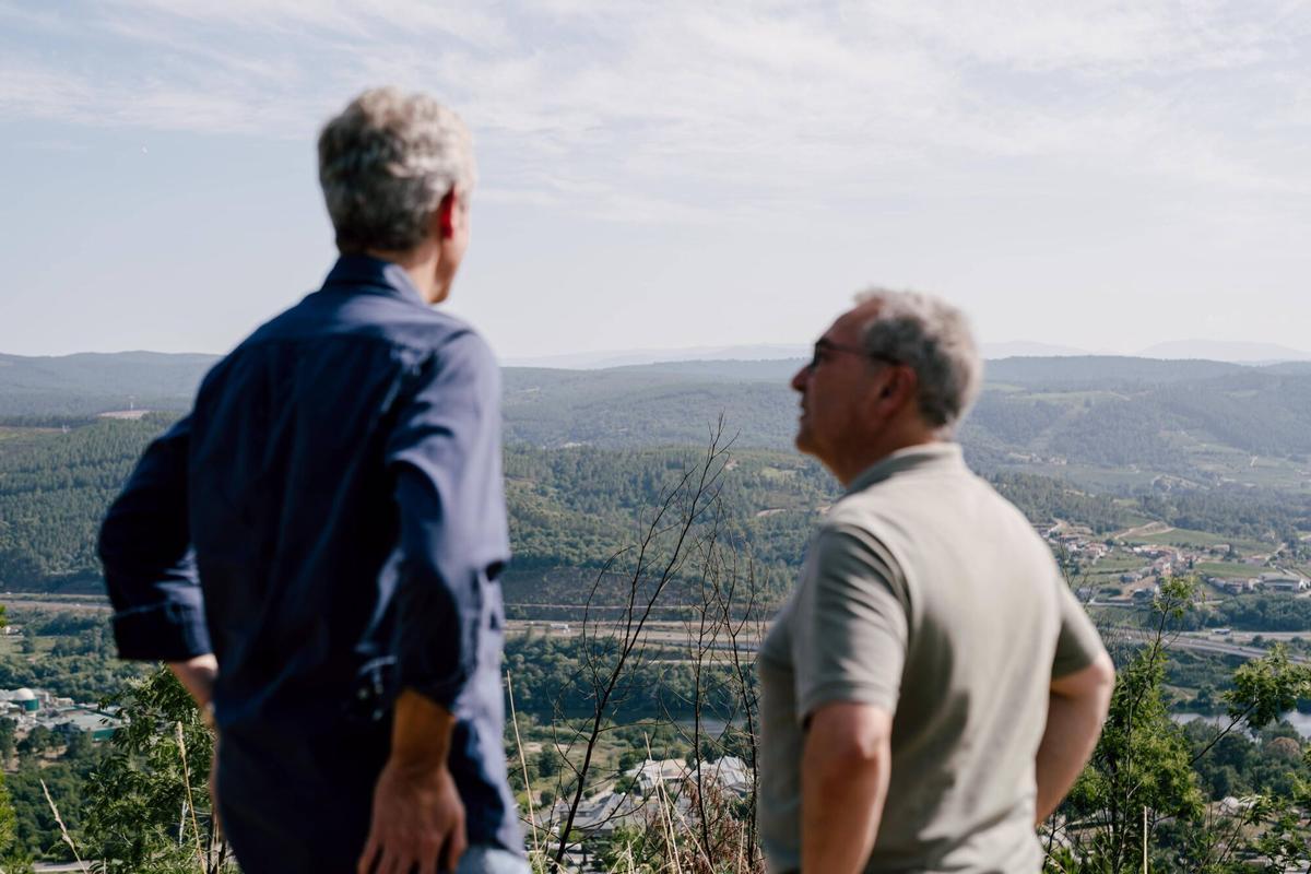 Alfonso Rueda y Luis Menor admiran las vistas del mirador de Bocarribeira.