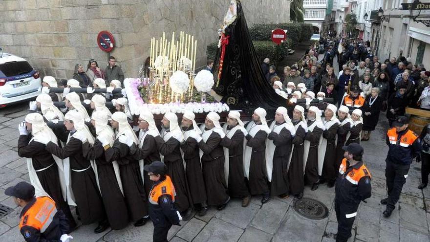 La procesión de Os Caladiños recorre la Ciudad Vieja