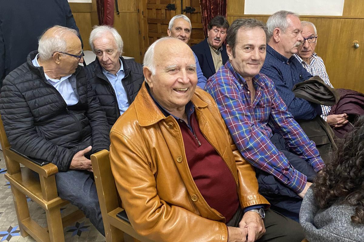 Gambín presenta su libro del Centenario del Elche rodeado de leyendas y expresidentes Gambín presenta su libro del Centenario del Elche rodeado de leyendas y expresidentes