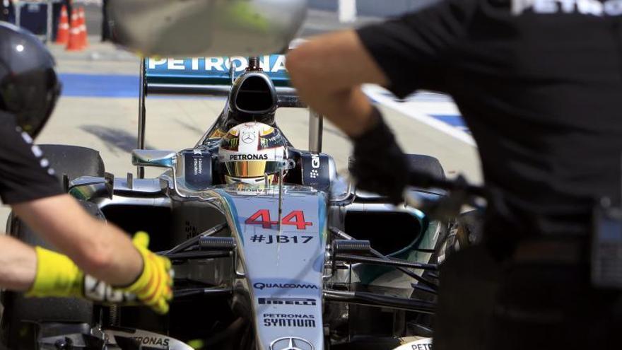 Hamilton lidera los libres; Sainz, sexto y Alonso, octavo