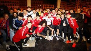 Los jugadores de Osasuna celebran en Pamplona su pase a la final. 