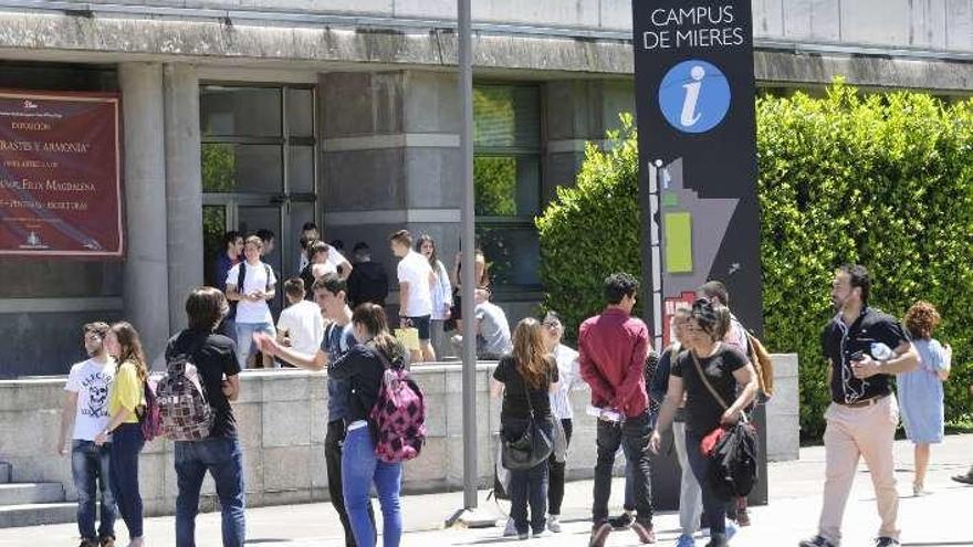 Alumnos a la entrada del campus de Mieres.