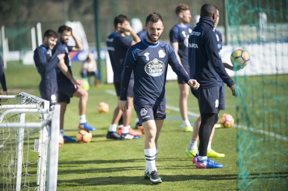 Celso Borges abandonó la sesión debido a un golpe en el tobillo derecho que le provocó un esguince. Su participación en el partido de Butarque dependerá de su evolución.