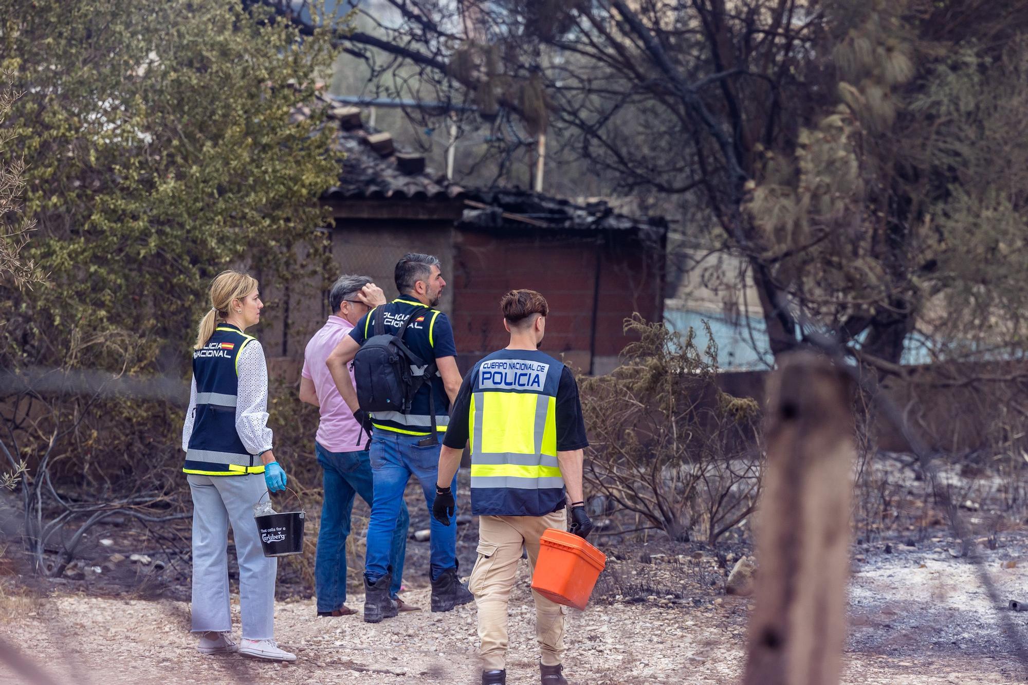 Continúan las labores de extinción del incendio de Benidorm en Armanello