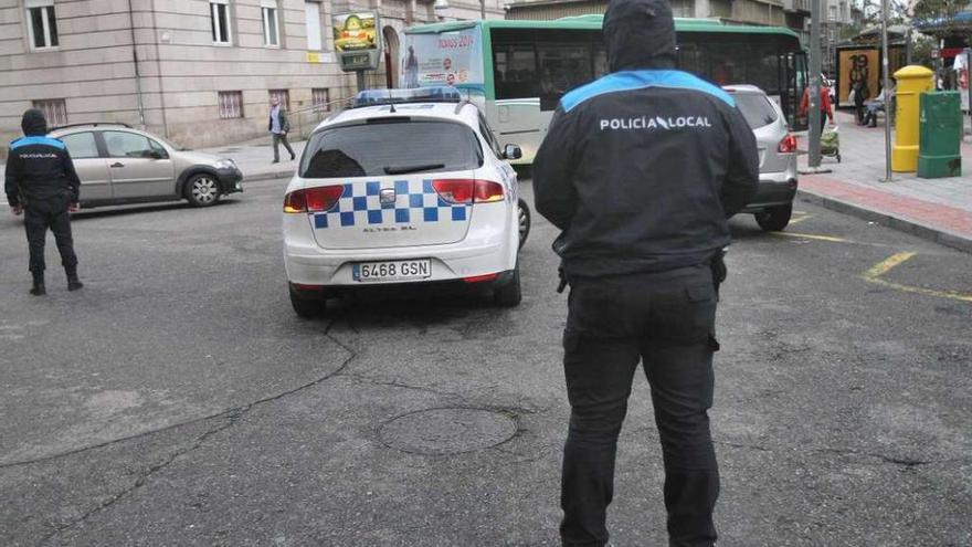 Agentes de la Policía Local regulando el tráfico en el Parque de San Lázaro. // Iñaki Osorio