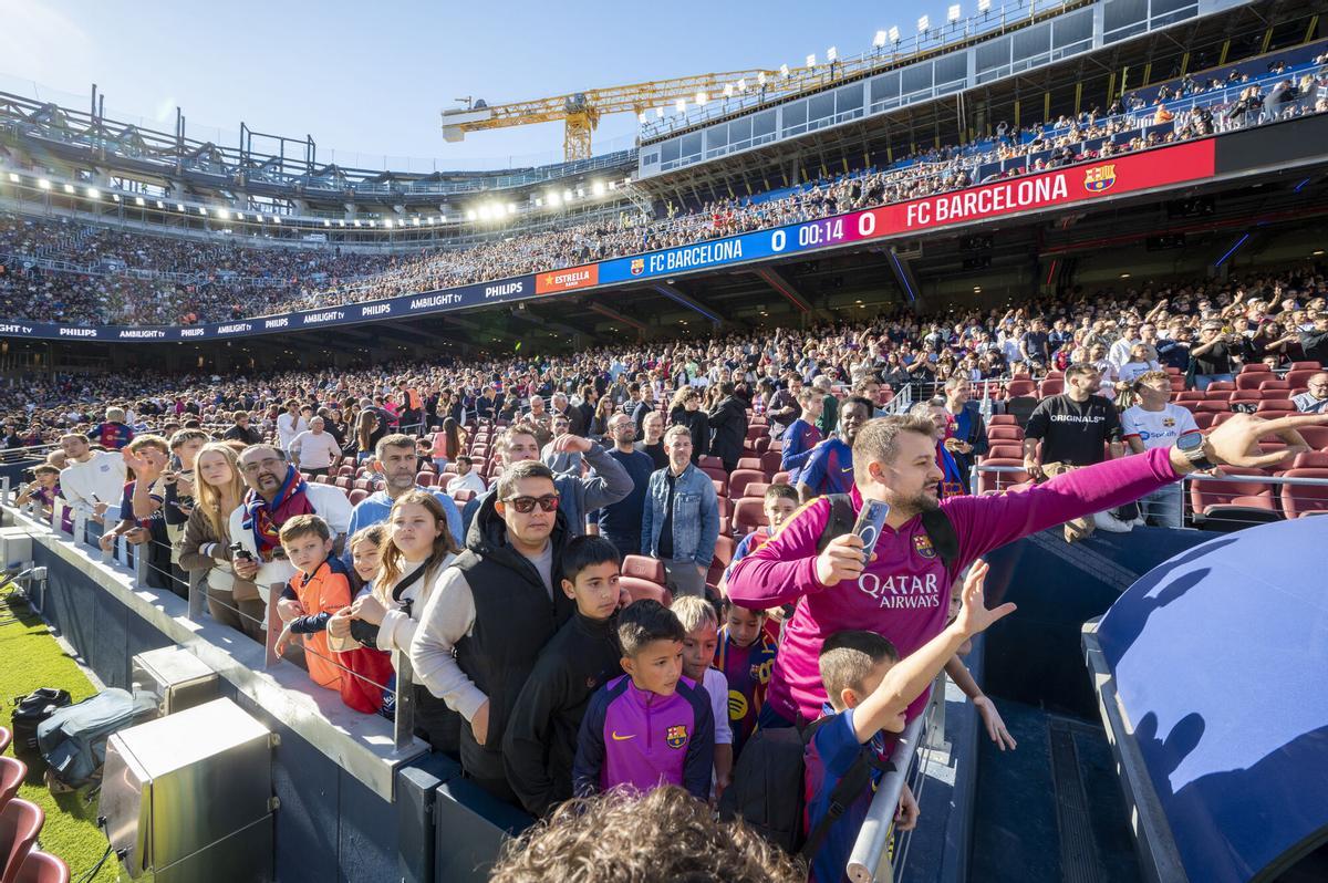 Barcelona. 07.11.2025.  Deportes.  Público en la tribuna del Spotify Camp Nou durante el primer test con casi 22.000 aficionados en la grada del estadio azulgrana para presenciar el entrenamiento del primer equipo del Barça . Fotografía de Jordi Cotrina