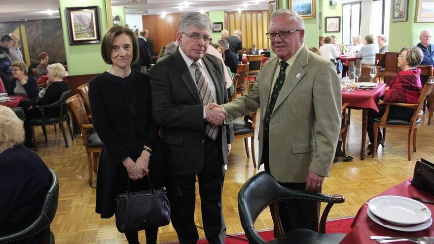 Siro Pérez, en el centro, entre su mujer, Carmen Riego, y Manuel González, presidente del Casino de Avilés, ayer.