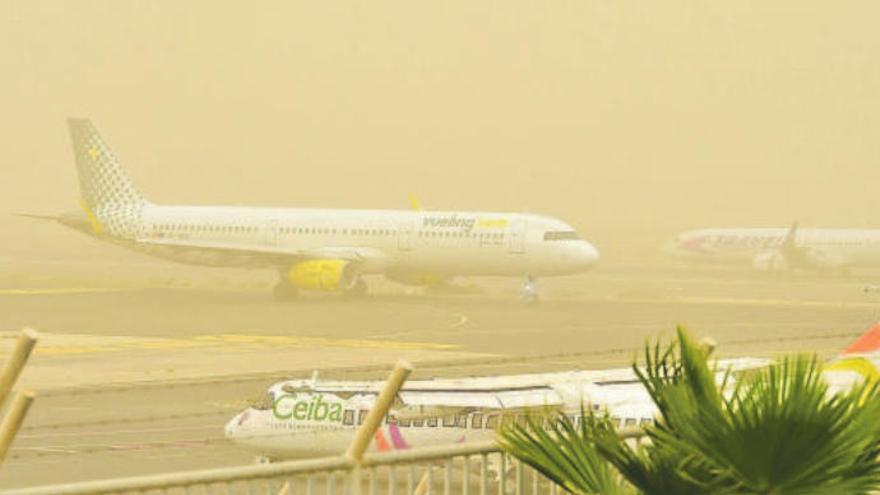 La baja visibilidad y los vientos crean el caos en el aeropuerto de Gran Canaria