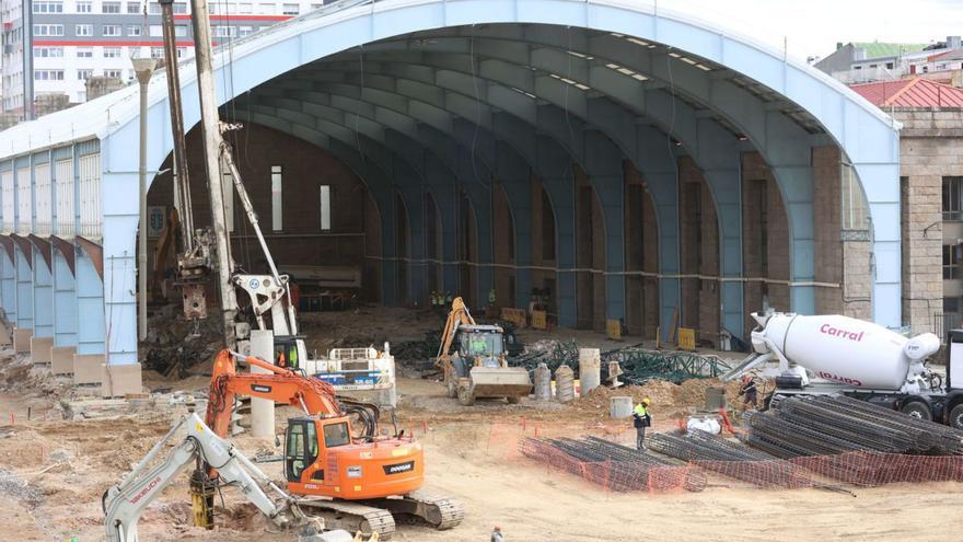 Obras bajo la marquesina de la estación de tren, con las vías desmanteladas. | Iago López