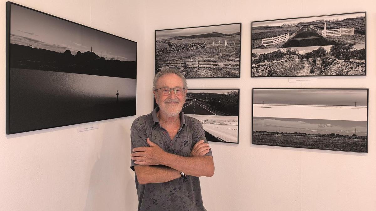 Francesc Fàbregas posa junto a algunas de las fotografías que forman la muestra 'Formenlàndia'