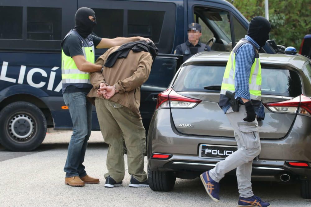 La Policía registra la casa del supuesto yihadista detenido en Cocentaina
