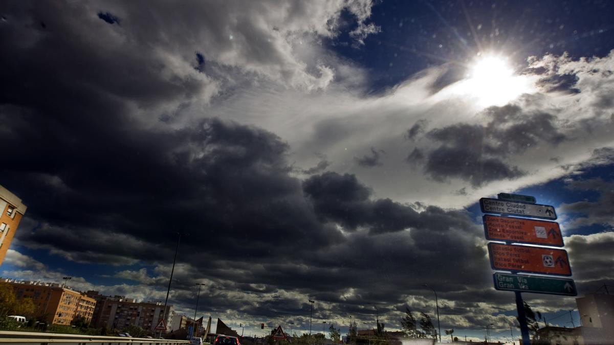Cielos nubosos con posibilidad de tormentas en el interior y temperaturas en descenso en la provincia de Alicante