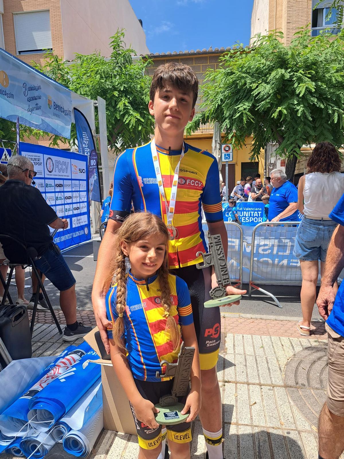 Jaume y Kendall, de la Escola de Ciclisme Ontinyent, tras proclamarse campeones autonómicos.