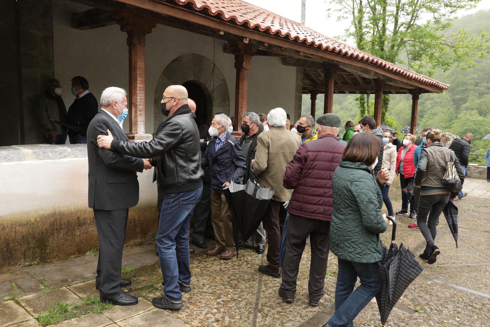 Emotivo funeral por Teresa Aladro, asesinada en Laviana por su exmarido