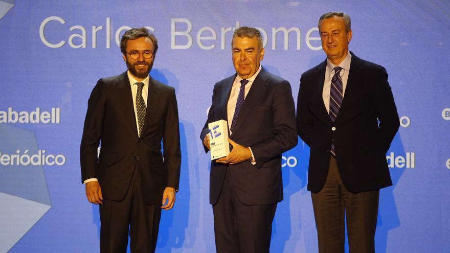 Carlos Bertomeu, premio al Empresario del Año, junto a César González-Bueno (Banc Sabadell) y Aitor Moll (Prensa Ibérica).