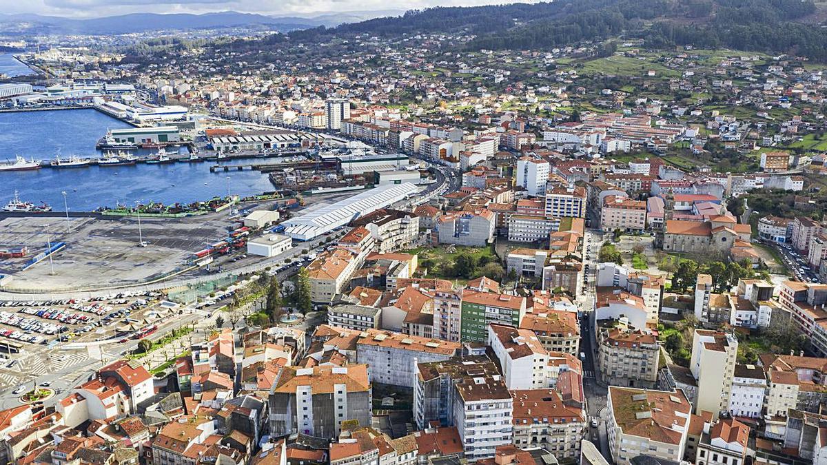 Vista aérea del casco urbano de Marín. |   // FDV