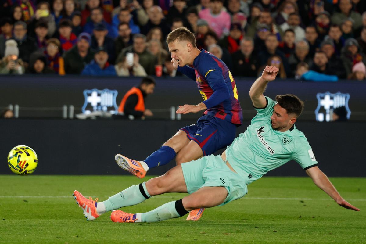 Barcelona's Dani Olmo shoots by Athletic Bilbao's Aymeric Laporte during a La Liga soccer match between Barcelona and Athletic in Barcelona, Spain, Saturday, Nov. 22, 2025. AP Photo/Joan Monfort)