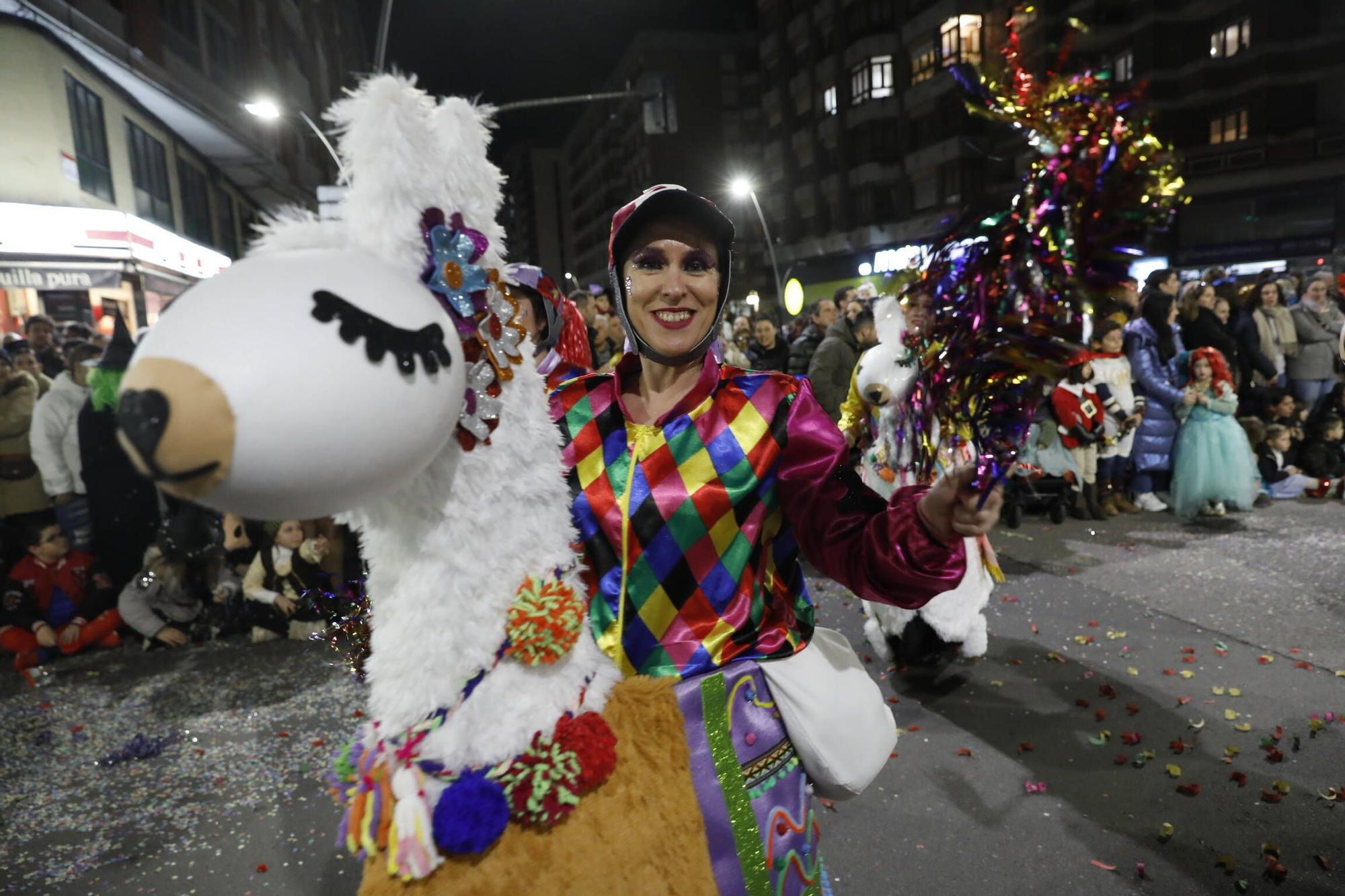 Así fue el multitudinario desfile del Antroxu de Gijón (en imágenes)