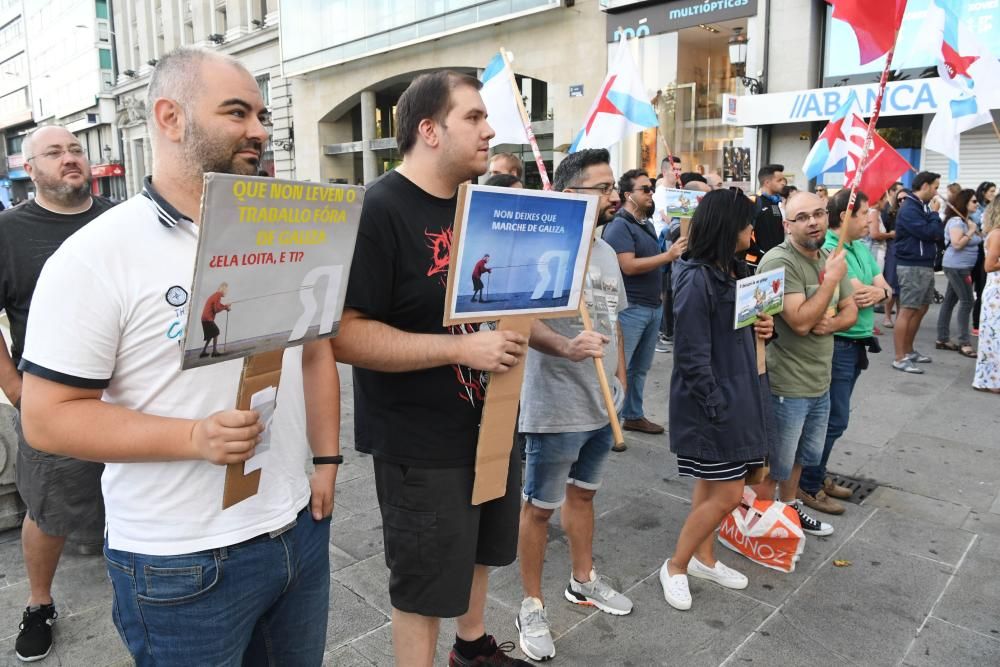 Empleados de la empresa Comfica, que presta el servicio de soporte telefónico para R en la provincia de A Coruña, vuelven a concentrarse ante la sede del operador, ante el Obelisco.