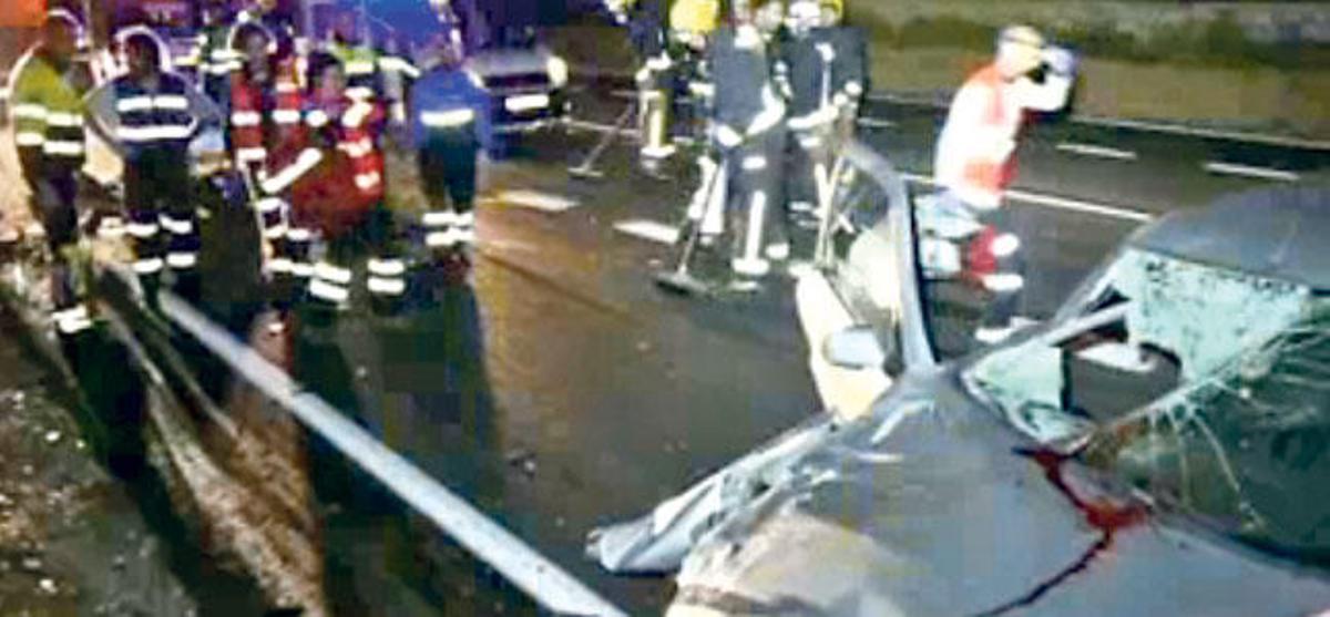 Bomberos y sanitarios, junto al coche que arrolló a las víctimas.