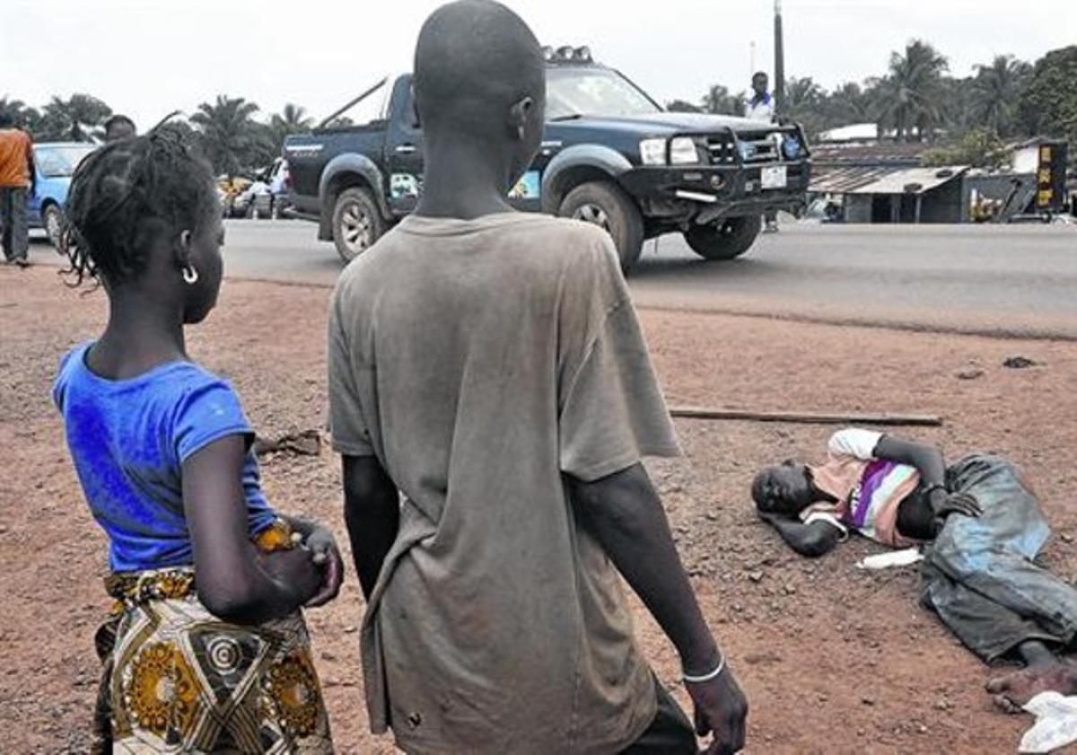 Un nen suposadament malalt d’Ebola jeu a terra en un carrer de Monròvia, a Libèria.