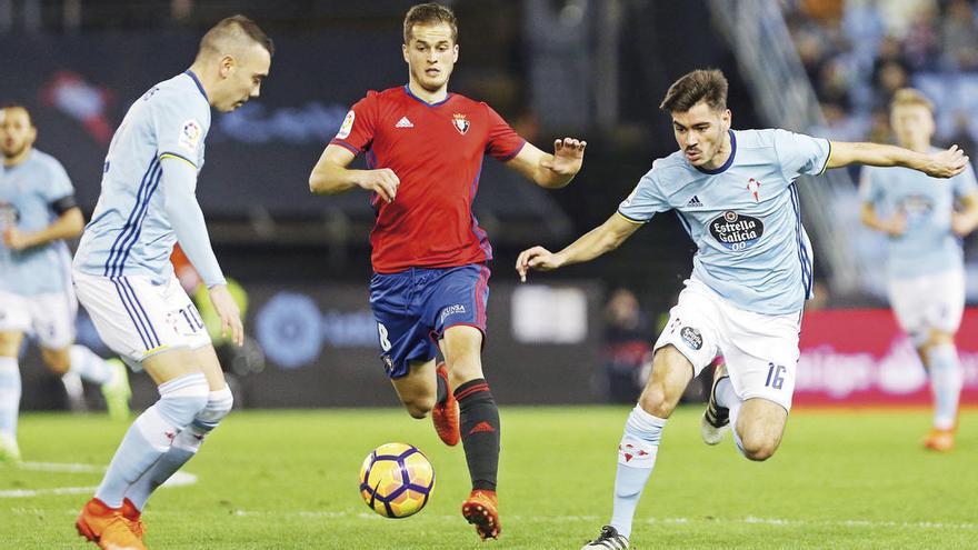 Aspas y Jozabed, durante una de las acciones del duelo de ayer, con Fran Mérida intentando llegar al balón. // Marta G.Brea