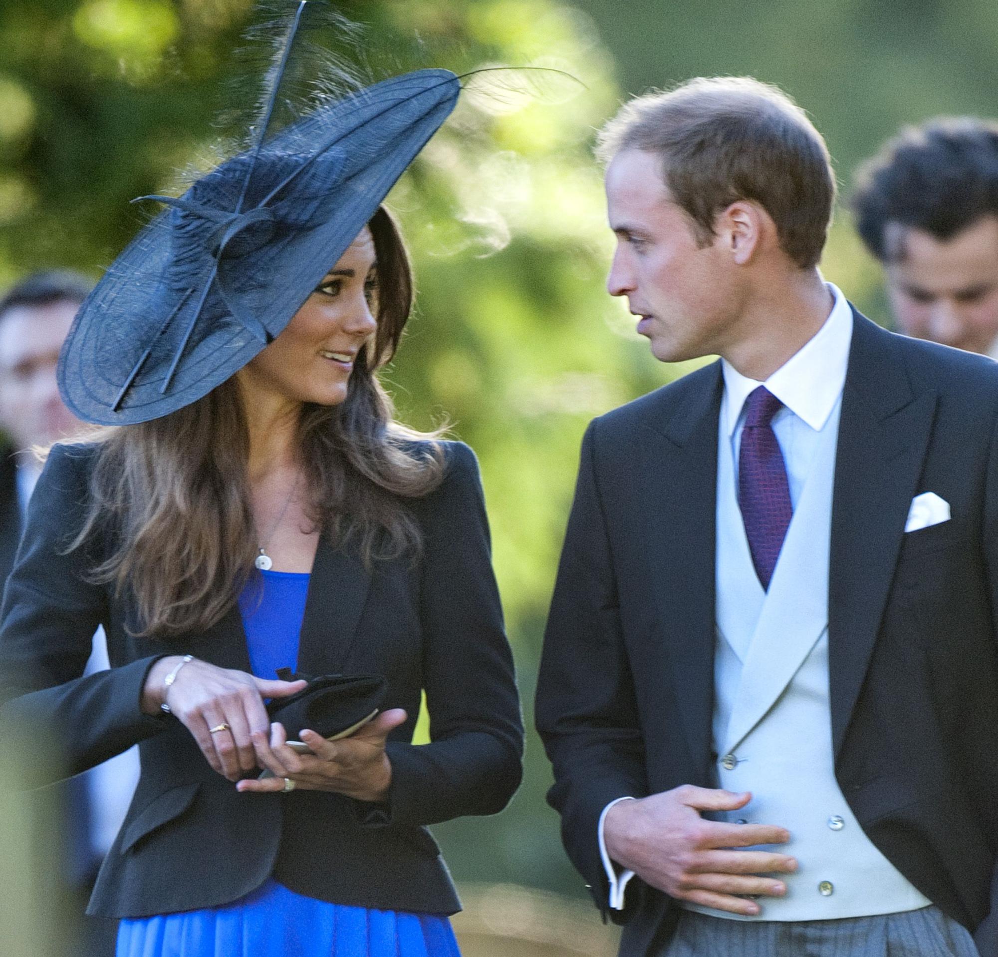 Kate Middleton y el príncipe Guillermo en una boda en 2010.