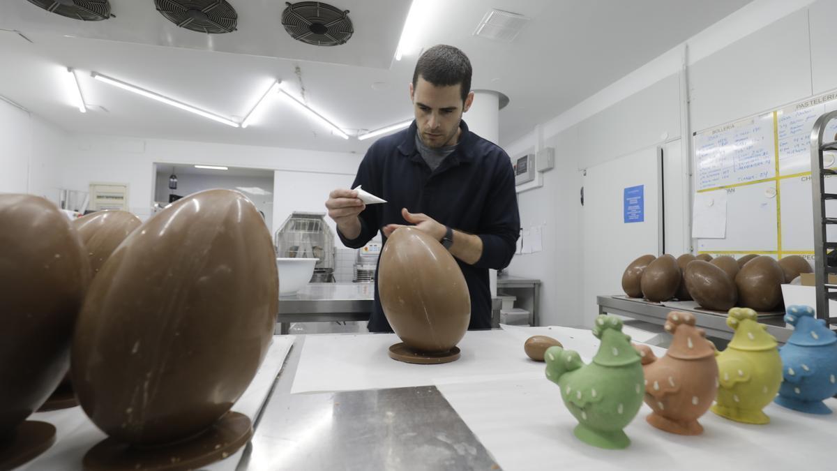 El pastelero Lluís Pérez y su equipo elaboran estos días centenares de monas de Pascua.