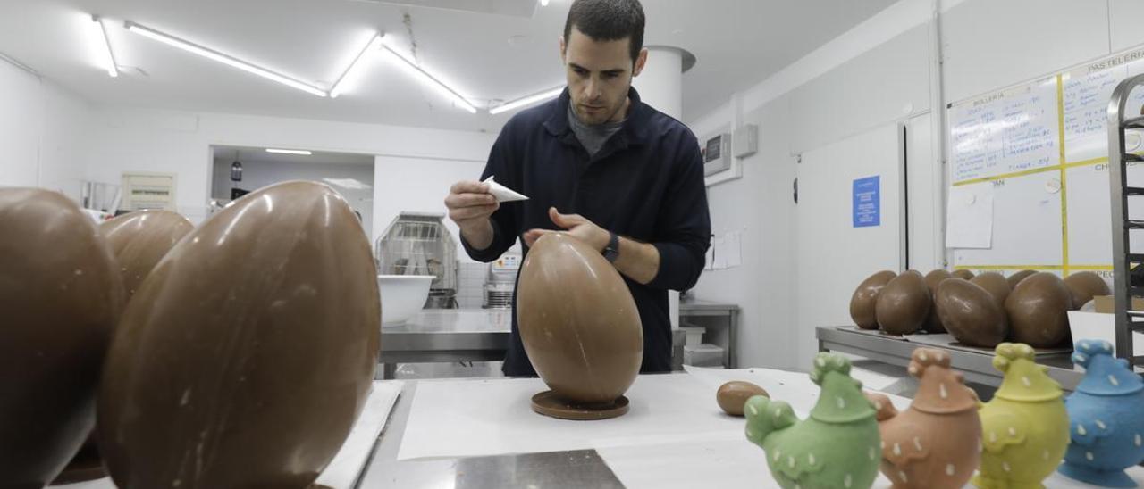 El pastelero Lluís Pérez y su equipo elaboran estos días centenares de monas de Pascua