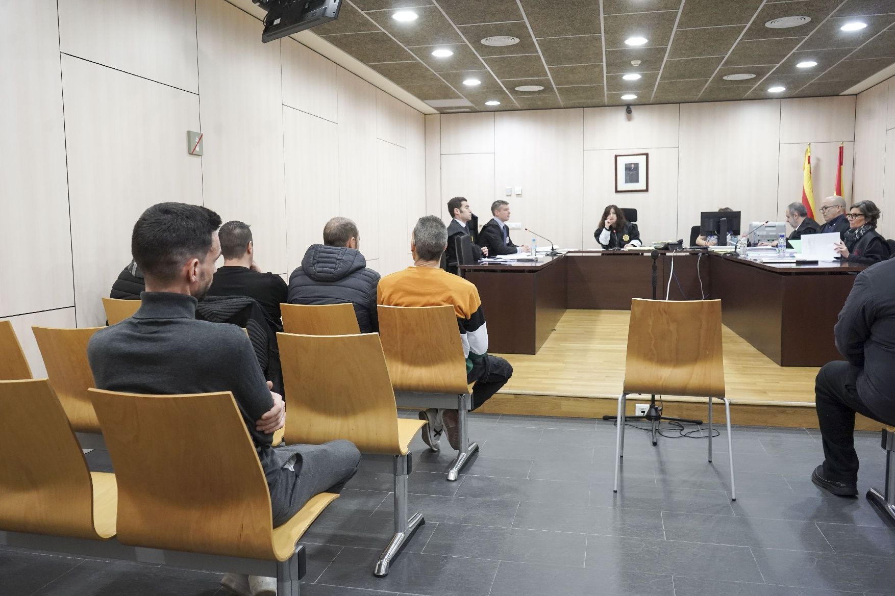 El judici contra els acusats d'agredir un grup d'activistes mentre penjaven una estelada a Manresa, en imatges