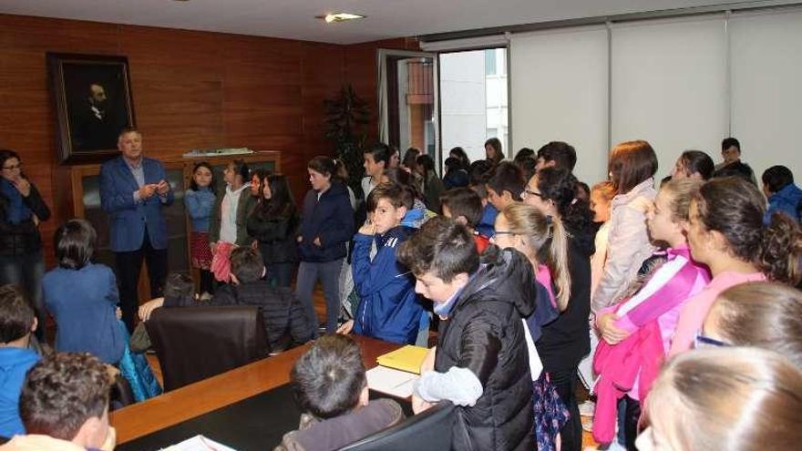 Los escolares, en su visita al Concello. // FdV