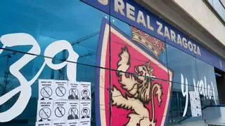 La afición del Real Zaragoza vuelve a mostrar su rechazo a los rectores del club en la fachada principal de las oficinas